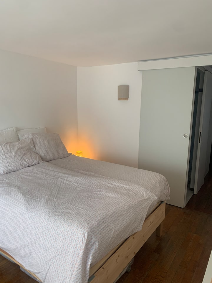 Chumba cha kulala kilicho na kitanda cha watu wawili 