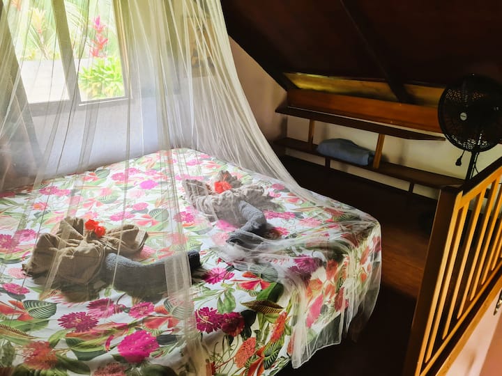 spálňa s manželskou posteľou s výhľadom na Mount Rotui