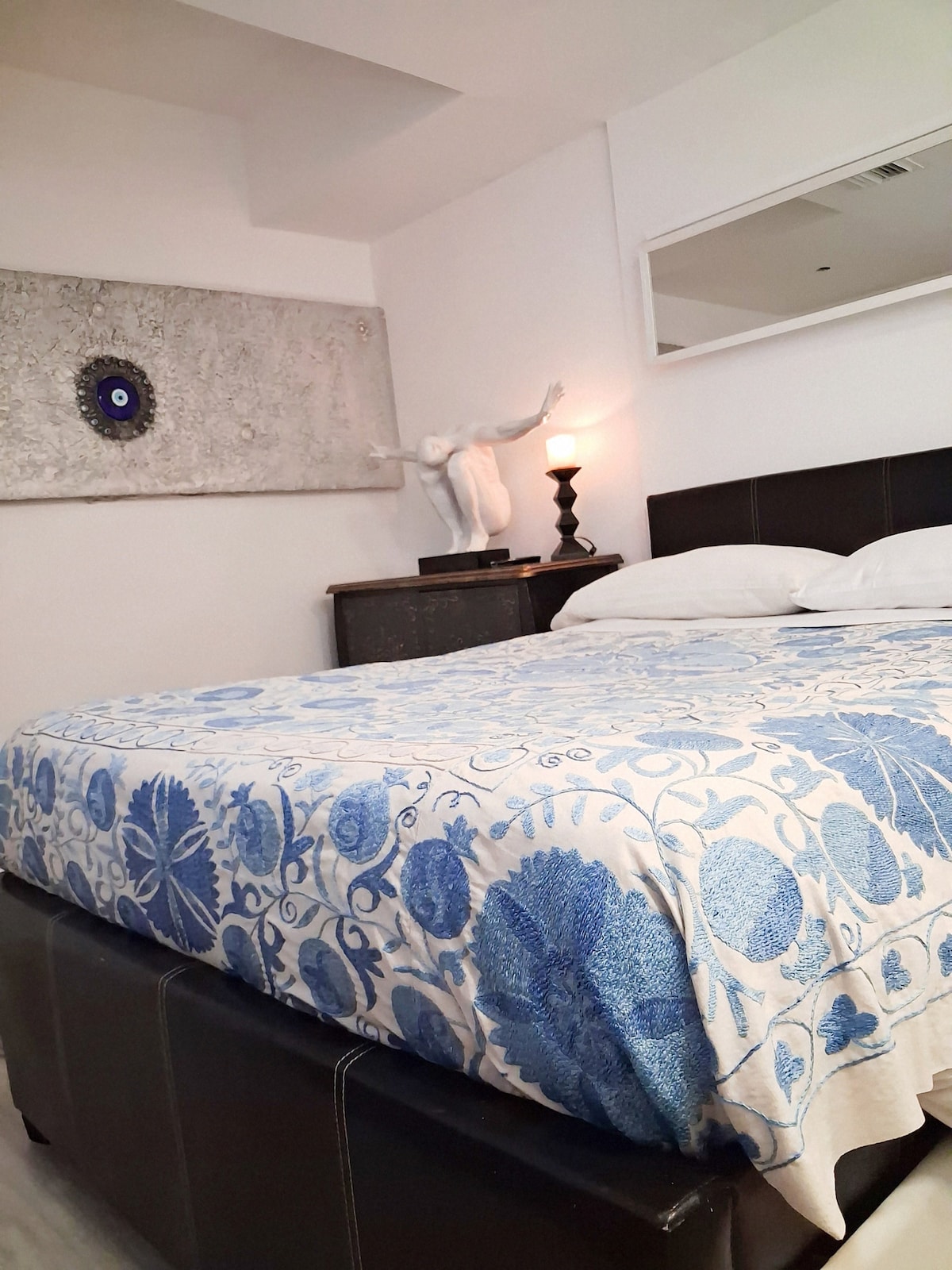 Este dormitorio incluye un televisor de pantalla plana de 48" para su entretenimiento, así como un pequeño refrigerador y microondas para mayor comodidad, lo que le permite disfrutar de su estadía al máximo. 