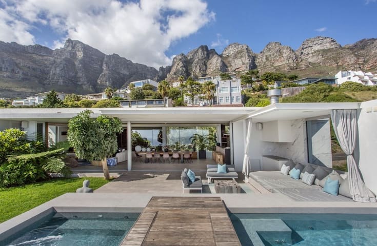 Exquisite villa with panoramic views in Camps Bay