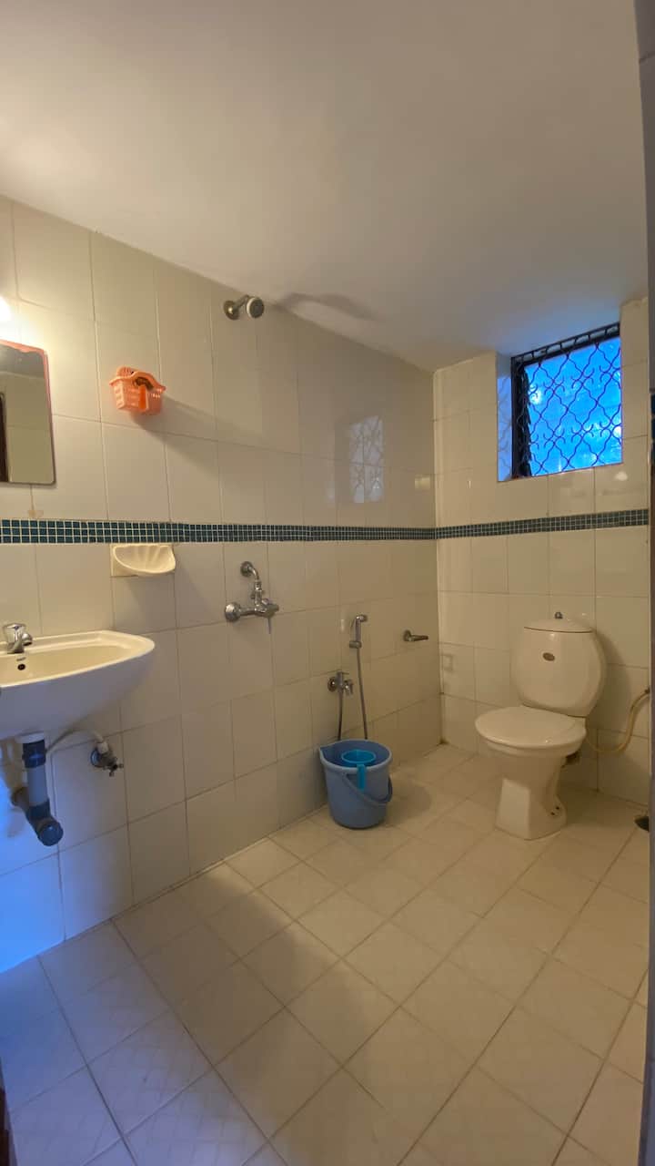 Full bathroom 1 image 1