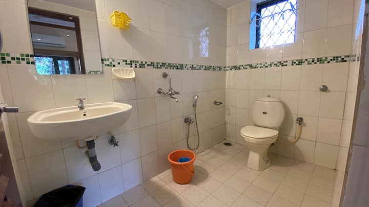 Full bathroom 4 image 1