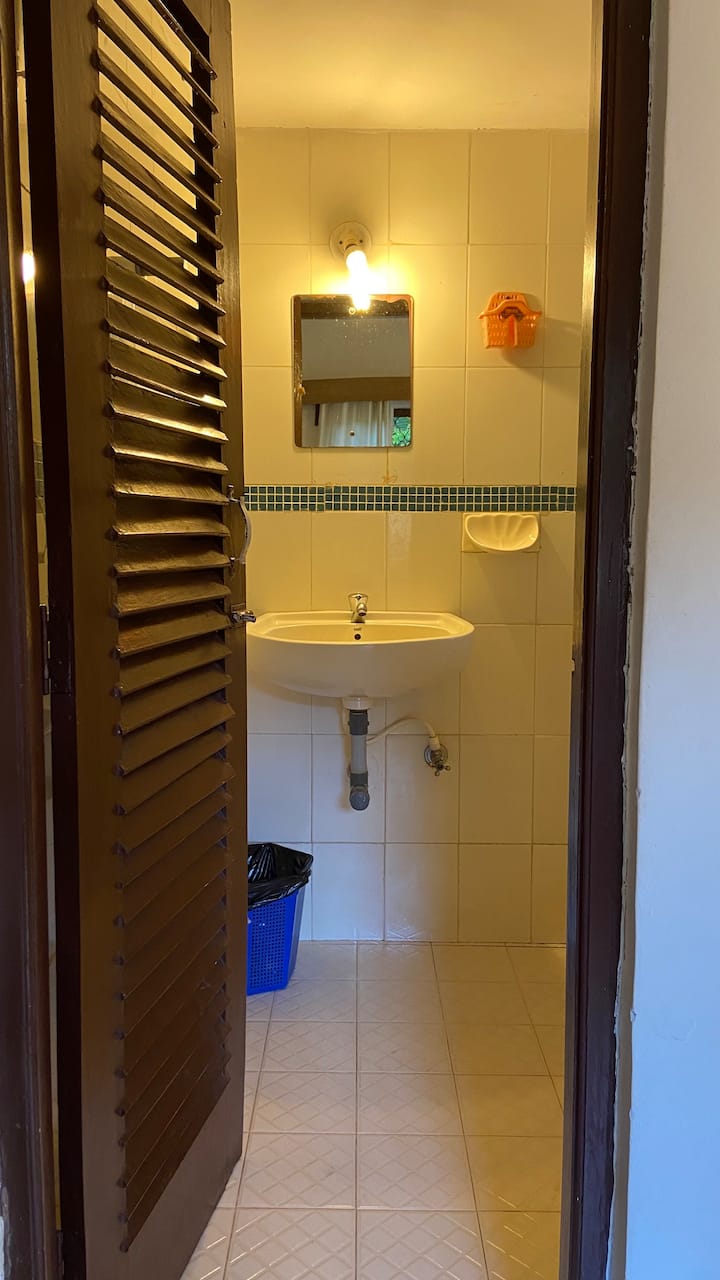 Full bathroom 2 image 1