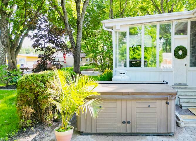 Fun and Vintage Family room in Quebec w/ love ones gallery image 5