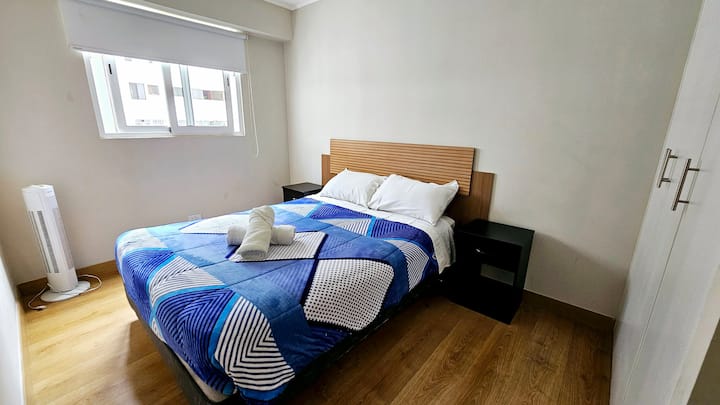 ห้องรองพร้อมเตียงคู่ตู้เสื้อผ้าและห้องน้ำเต็มรูปแบบ 1 ห้องหน้าห้อง