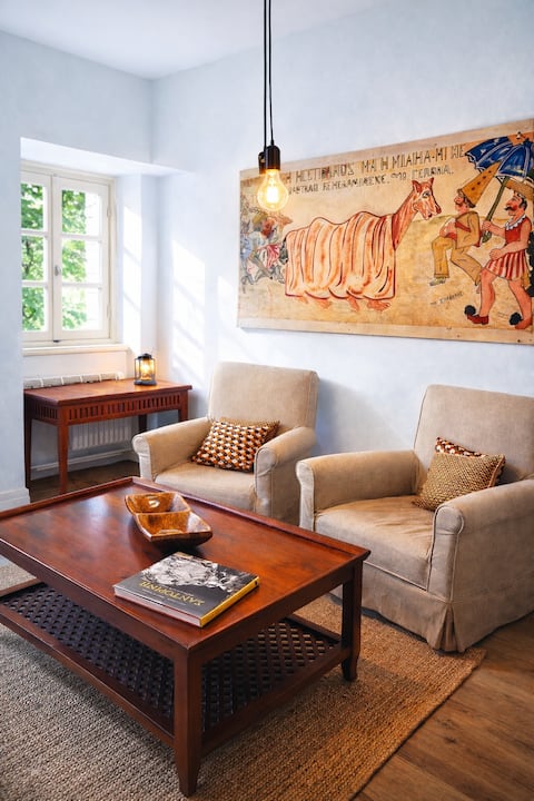 Popular Airbnb listing: Plaka Garden with Secret Gem in Περιφέρεια Αττικής