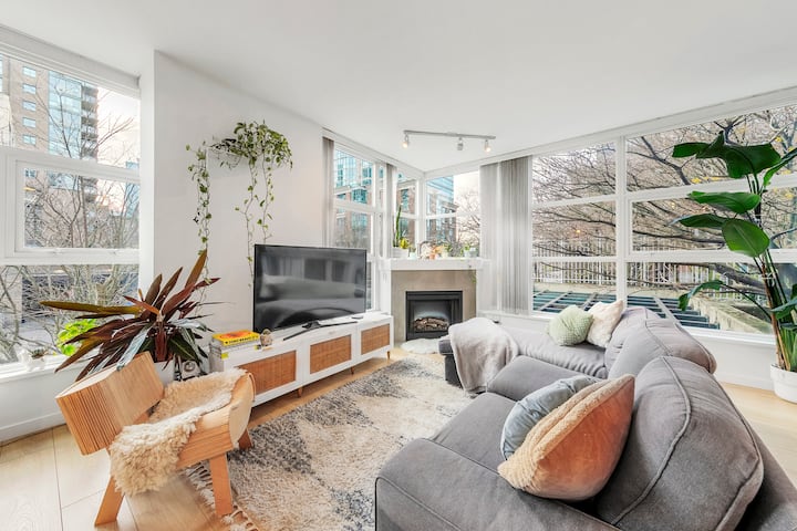 Gorgeous 2 Bedroom Condo Steps From Bc Place - Vancouver