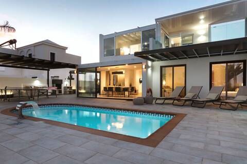 Villa Maria. Heated Pool, Jacuzzi and A.C.