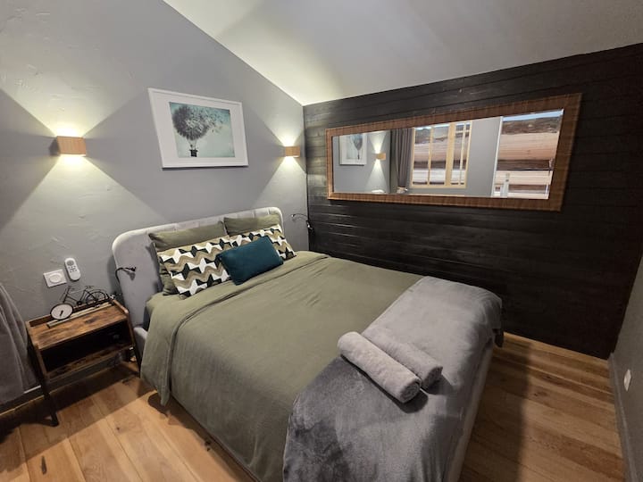 Chambre Mezzanine Lit double matelas mémoire de forme, Smart Tv, ventilateur de plafond