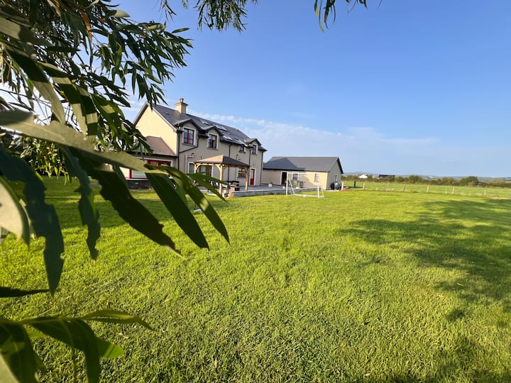 Hut site in Baile Uí Bhuinn