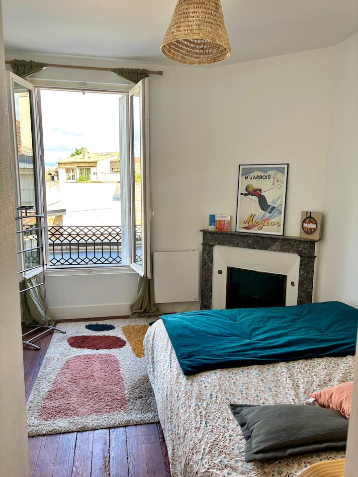 Chumba cha kulala na sebule havipuuzi boulevards. Fleti ni tulivu na ina mng 'ao maradufu. 