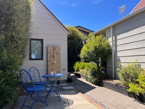 Top Airbnb: Papamoa Beach - Holiday Cabin in Papamoa Beach