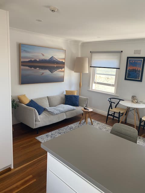 Popular Airbnb listing: Light filled Apartment in Potts Point in Potts Point