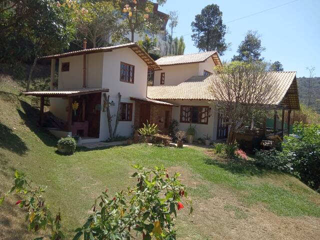 Entire home with 4 bedrooms in Domingos Martins - 4 Suítes, Pedra Azul Piscina. Prox Cerim Itamarati