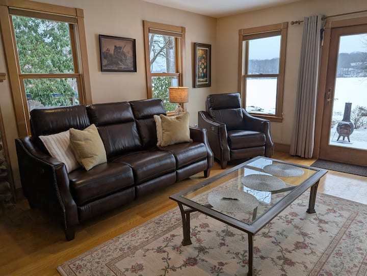 Spacious Classic Lakefront Home With Jet Tub - Coventry, CT