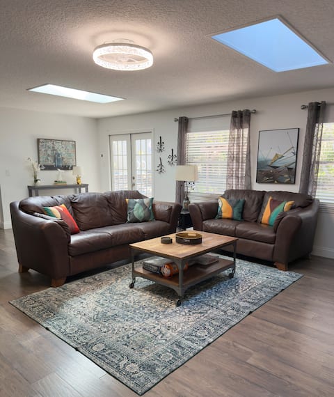 3BR w/ Patio + Fast Wi-Fi—Near UCF & Theme Parks