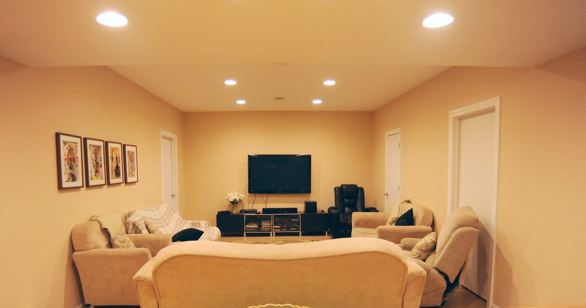 Obiteljska soba u prizemlju ima veliki dnevni boravak s velikim televizorom i 2 papuče.