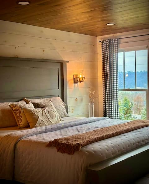 PearTreeCottage~Mini Donkeys•Hot-Tub•Serene Views!