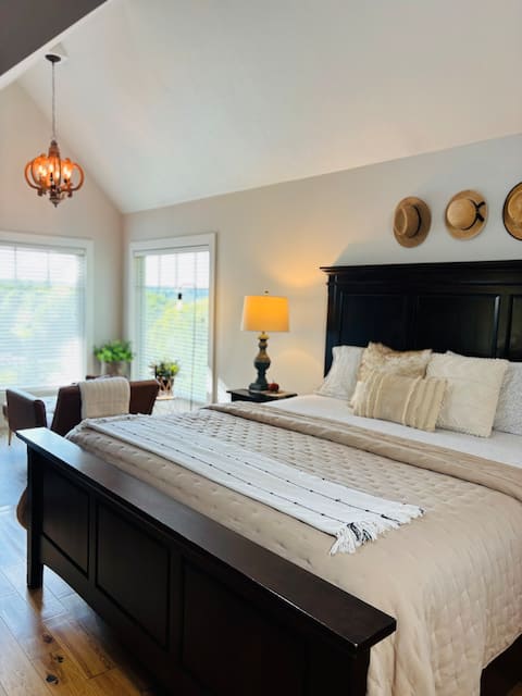 Cozy Meadow Cottage~ Mini Donkeys & Scenic Views