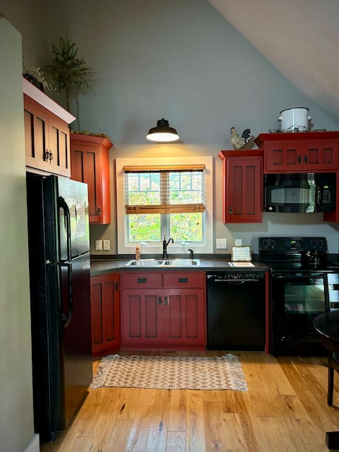Charming Red Cottage Escape~ Meet our mini Donkeys