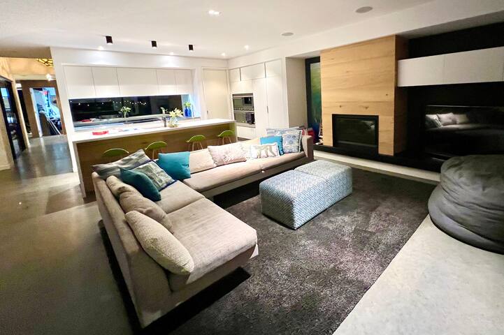 Large Elwood Modern three level home gallery image 5