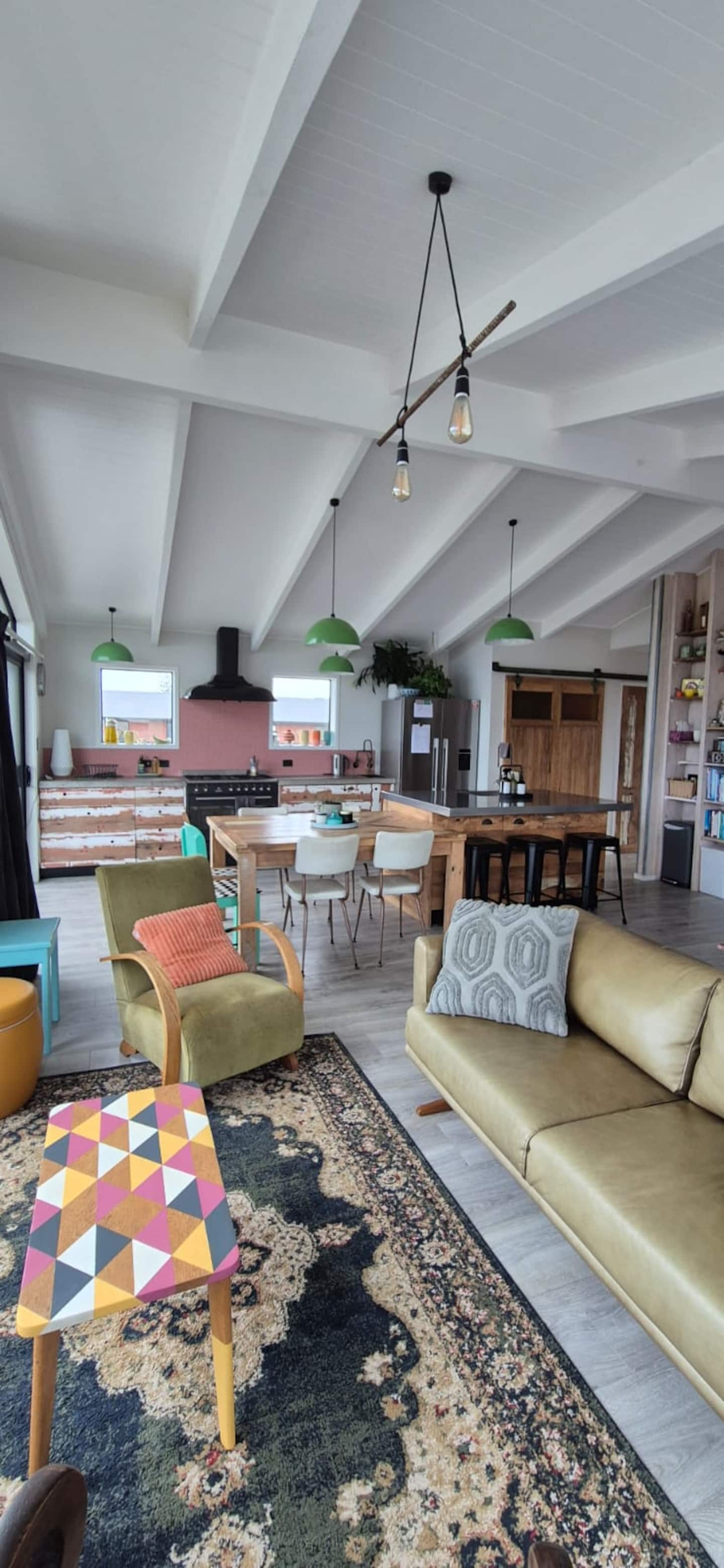 Spacious Modern Beach House – Prime Location 4