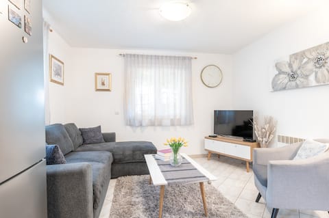 Popular Airbnb listing: Charming yard house Lea Poreč in Grad Poreč