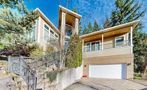 Luxury Smart System Enabled Home on the Hill