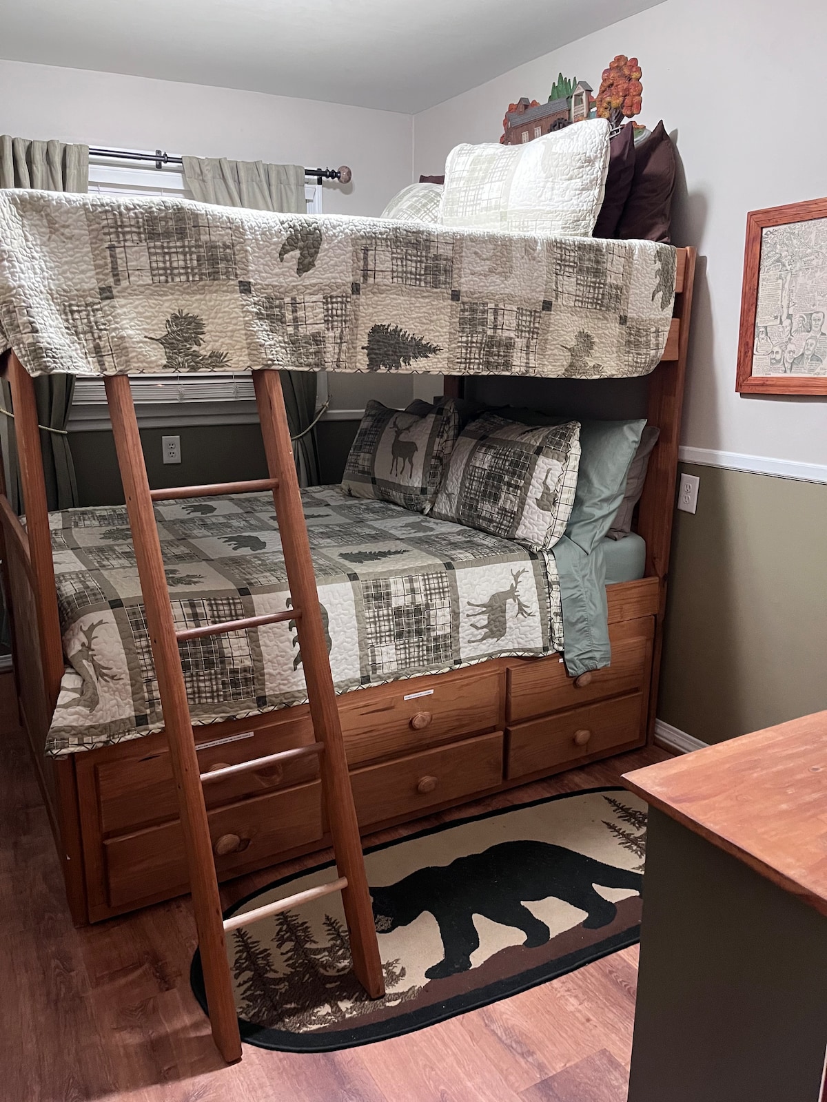 Ovo je srednja soba. Kreveti na kat imaju dva puna madraca s 3 ladice i ručkom na izvlačenje