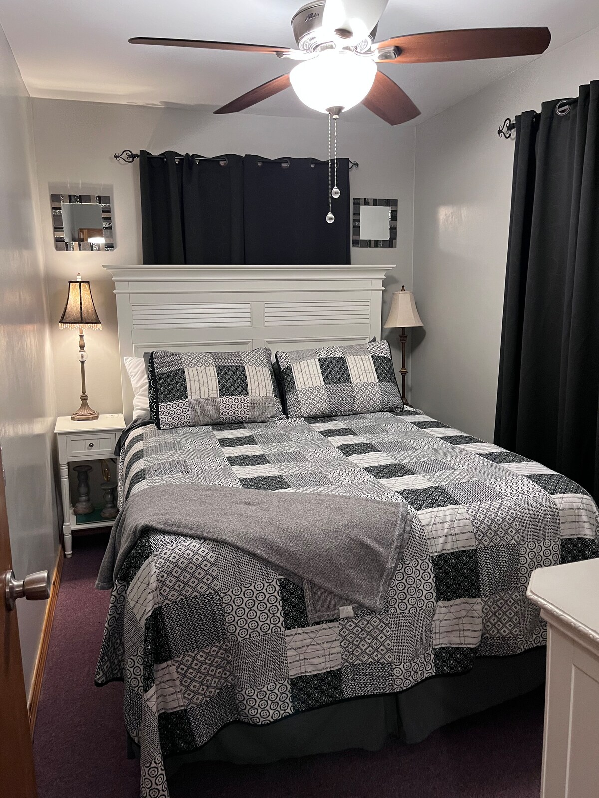 Bračni krevet (160x200) u pratnji noćnog ormarića s USB priključkom i komodom s ogledalom.