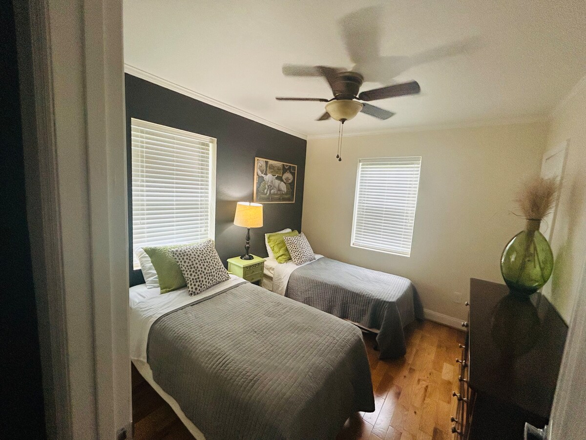 חדר שינה תחתון עם שתי מיטות נפרדות