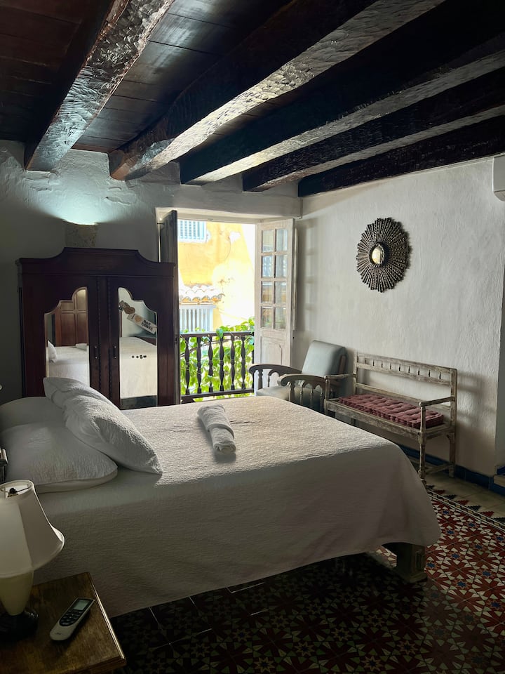 Amplio dormitorio principal con acceso al balcón. 