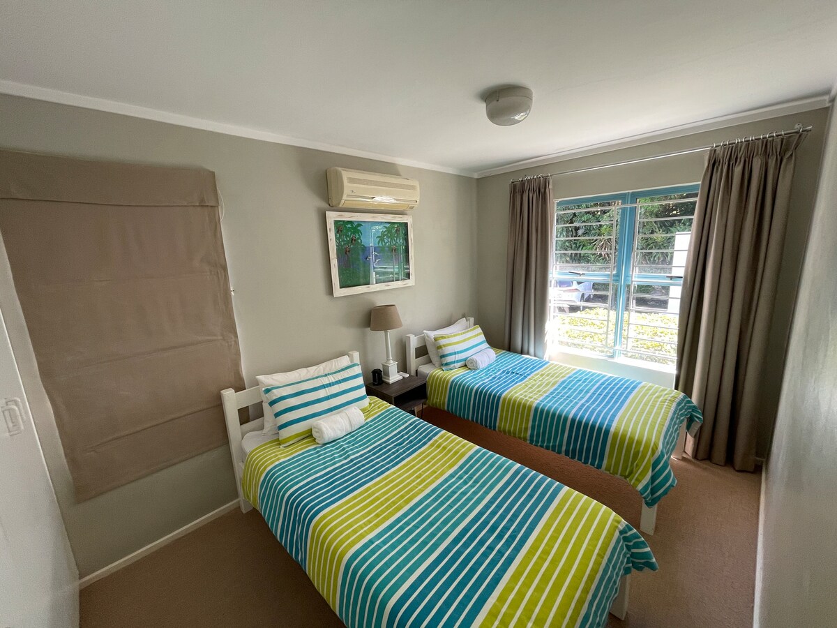 楼上的第三间卧室配有两张单人床和橱柜。 