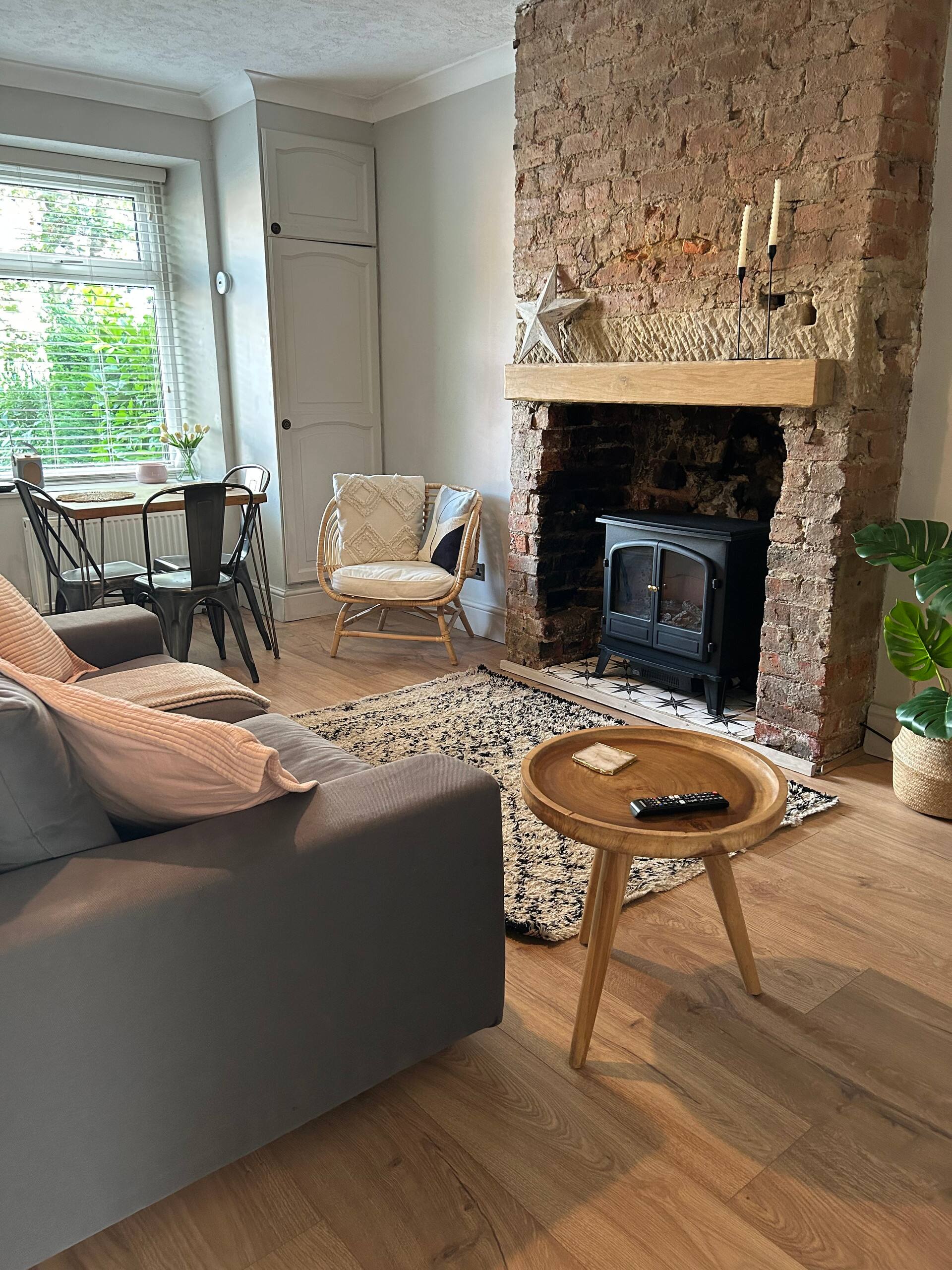Bumblebee Cottage, cosy retreat - garden & parking