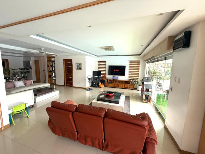Home Away: 3 Floor House • Great View And Big Pool - Olongapo
