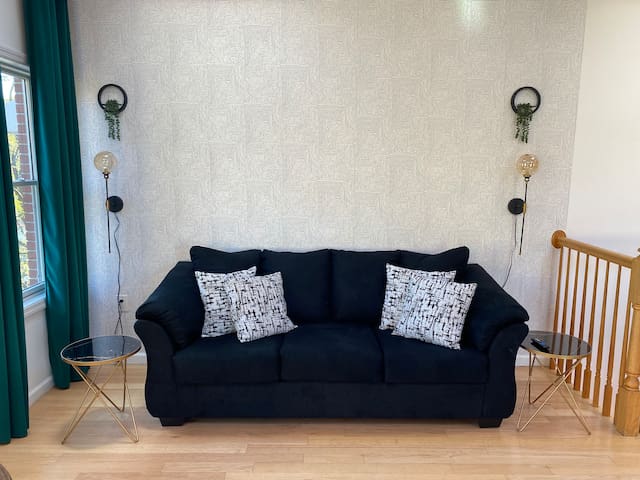 5 Bed 3 Bath Condo w/ parking. 20 mins to NYC