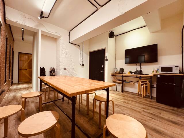 步行西門紅樓商圈 + 西門MRT 出口8秒 團體家庭 gallery image 2