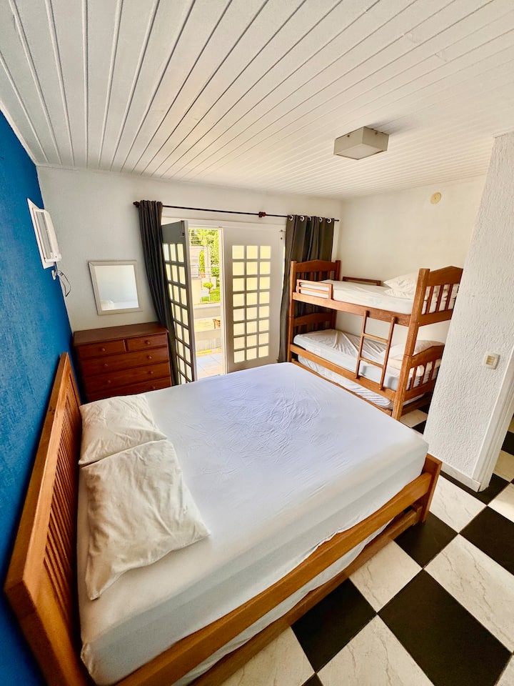 ห้องนอน 5 (เตียงควีนไซส์ 1 เตียง + เตียงเดี่ยว 4 เตียง + เครื่องปรับอากาศ)