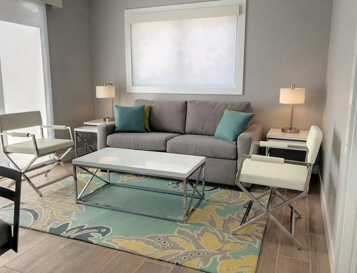 Veliki bračni krevet na razvlačenje od memorijske pjene. Postolja svjetiljki imaju praktične utikače s 2 kontakta i USB priključke za punjenje uređaja.