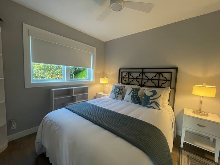 Bračni krevet (150 – 179 cm), madrac s memorijskom pjenom, postolja za svjetiljke imaju utičnice s dva kontakta i USB priključke za punjenje uređaja. Smart TV s Fire Stickom. 