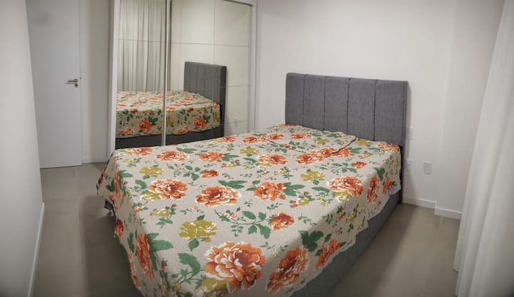 מיטה עם מזרן כפול. רופירו עם קולבים כדי לתלות את הבגדים שלהם.