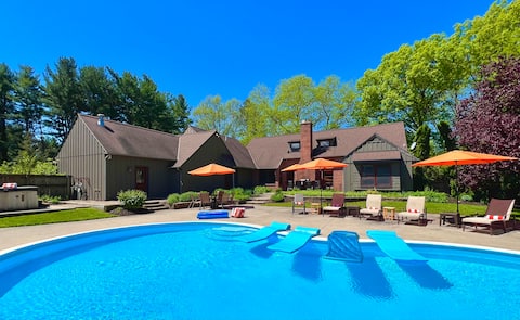 AlleganAcres:Sleeps18,Pool,HotTub,FireplaceFirepit