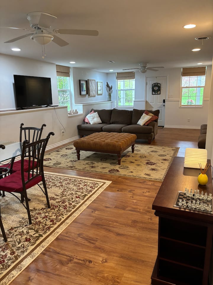 Ann Arbor - Lower Level Unit Of House - Ann Arbor, MI