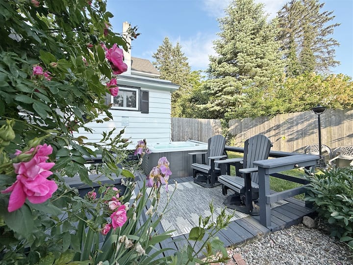 Butler`s Landing: Downtown, Hot Tub, Screen Porch - Saugatuck, MI