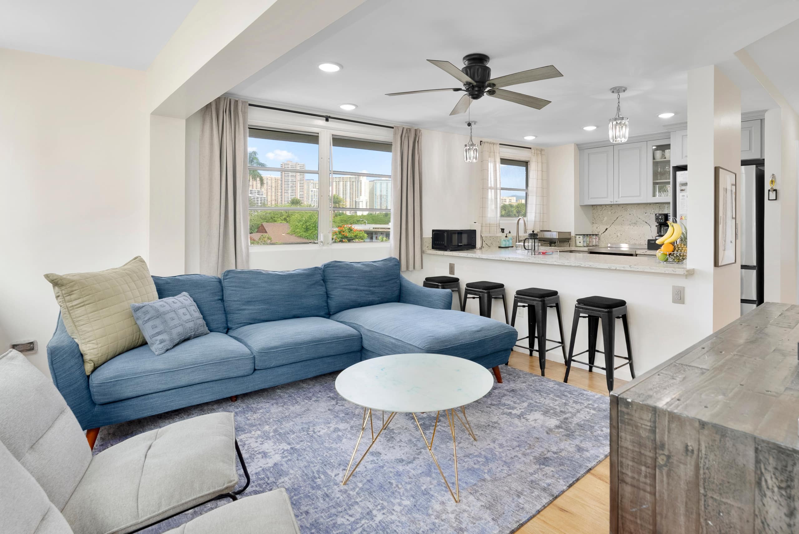 Waikike Beach Loft Near Restaurants - Image 4