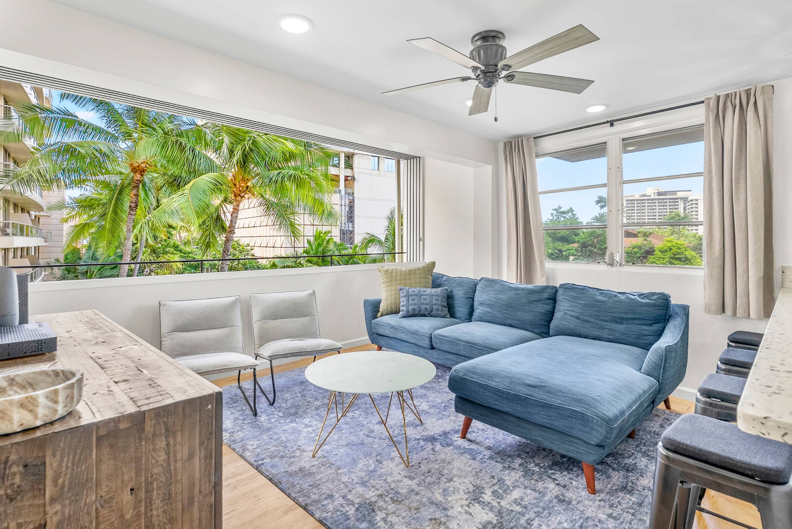 Waikike Beach Loft Near Restaurants - Image 1