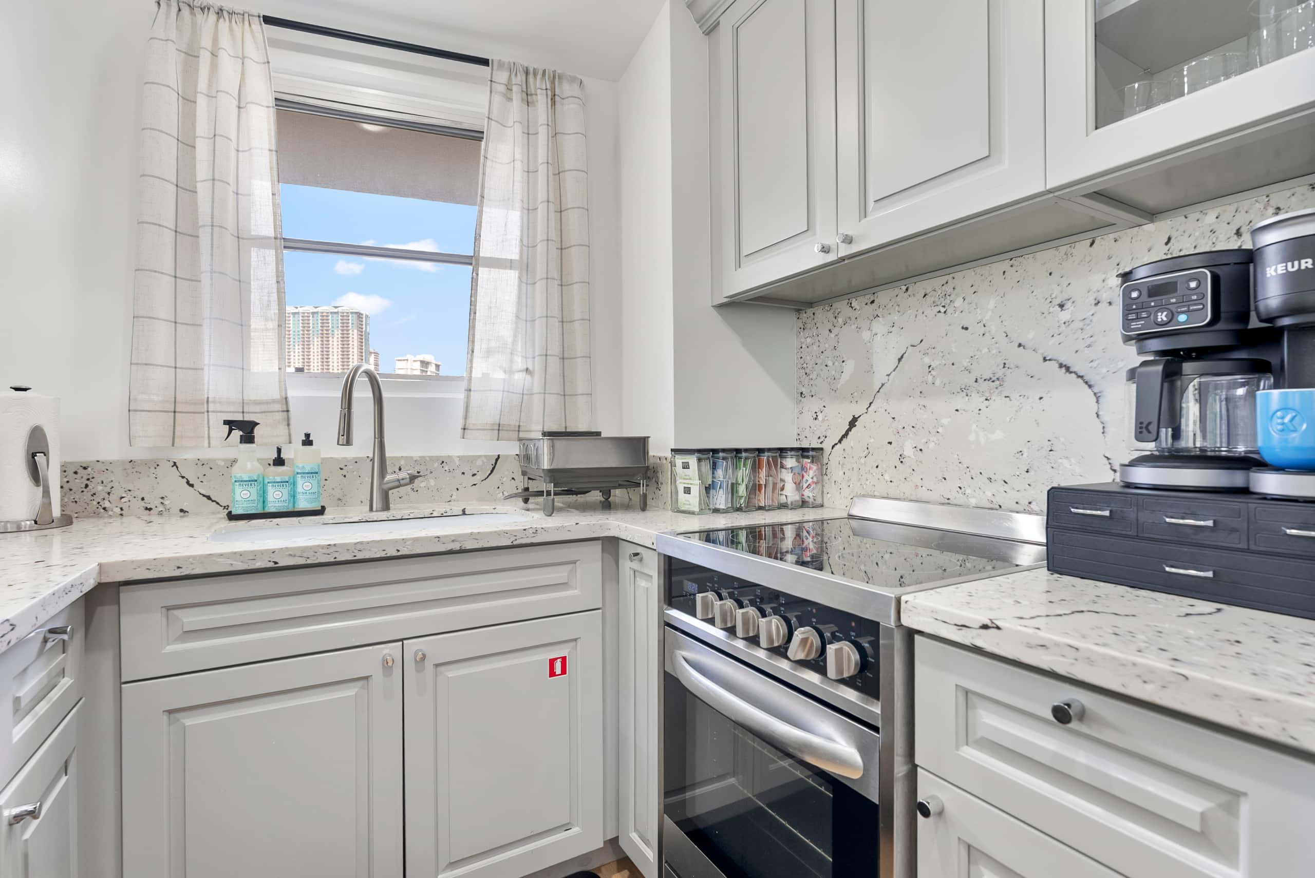 Waikike Beach Loft Near Restaurants - Image 15