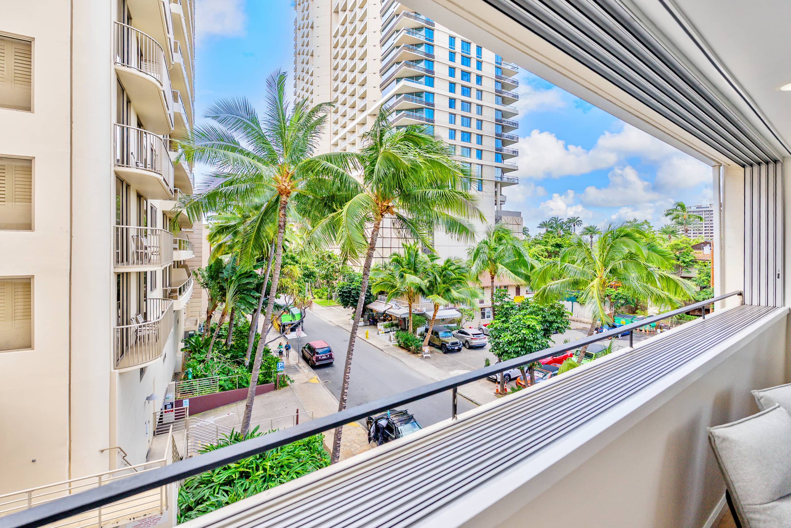 Waikike Beach Loft Near Restaurants - Image 7