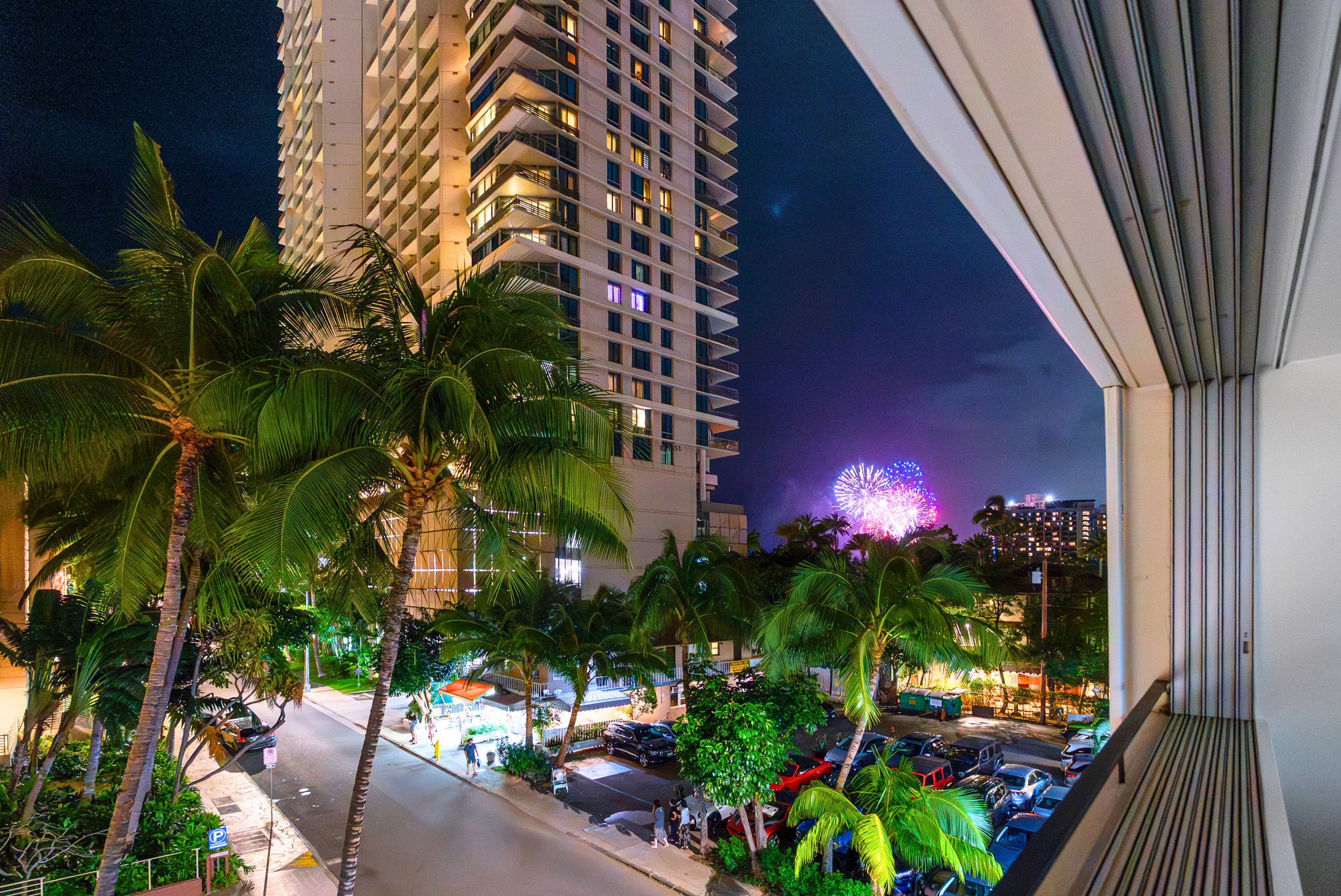 Waikike Beach Loft Near Restaurants - Image 9