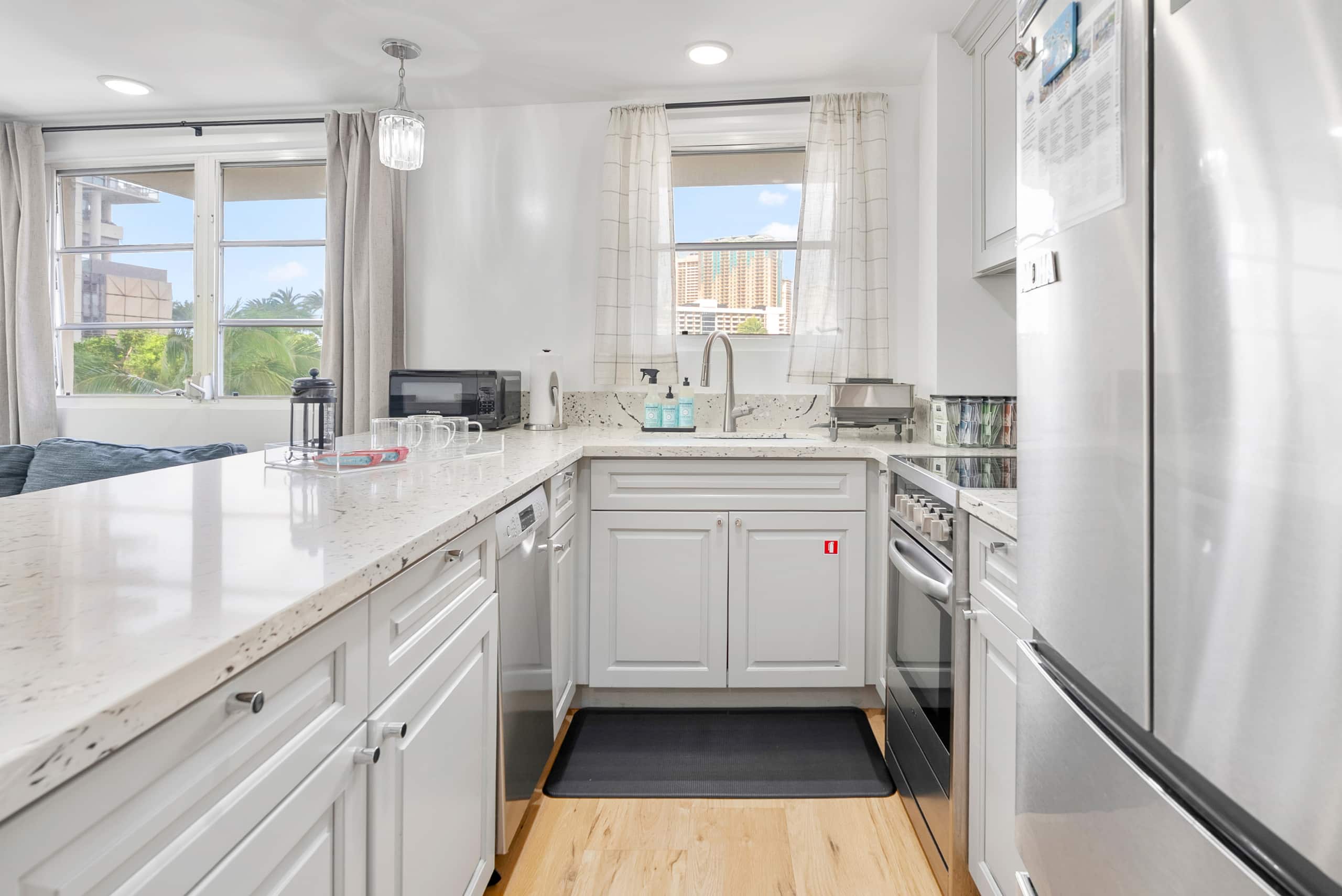 Waikike Beach Loft Near Restaurants - Image 14